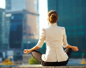 Gedurende de dag vijf minuten mediteren kan je geest trainen om stress en angst te verdragen. Probeer een meditatie van vijf minuten om je angst te kalmeren.