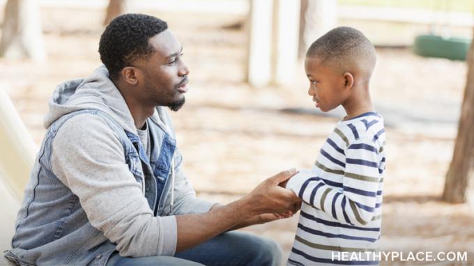 Hoe een kind te disciplineren zonder te slaan of te schreeuwen, is een veel voorkomende zorg van de ouders. Leer waarom ze schadelijk zijn en technieken om in plaats daarvan te gebruiken op HealthyPlace.