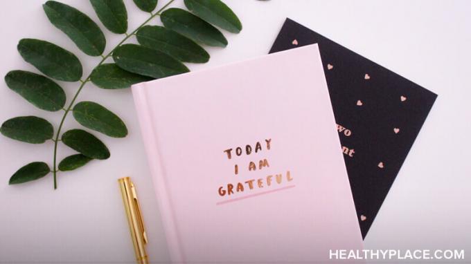 Het bijhouden van een positiviteitsdagboek is een gewoonte die je leven kan veranderen, dus waarom doen niet meer van ons het? Ontdek waarom op HealthyPlace. 