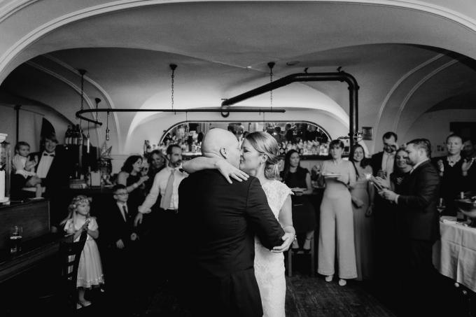 Auteur en vrouw dansen op bruiloft