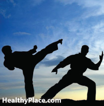 Vechtsporten kunnen een psychiatrische therapie zijn. Geestesziekten en vechtsporten kunnen samen positief zijn. Lees over hoe vechtsporten geestesziekten helpen.