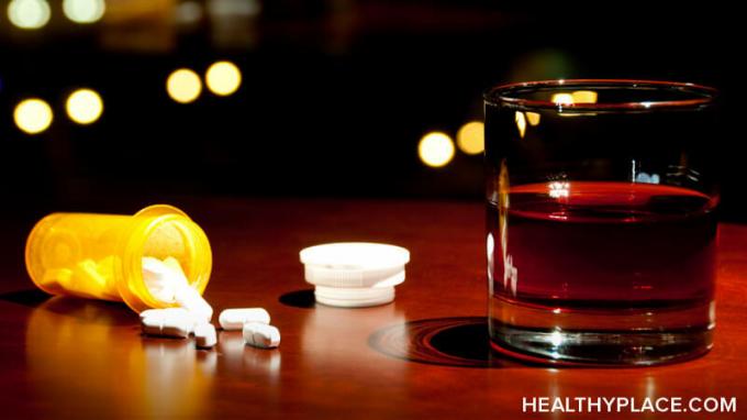 Opioïden en alcohol zijn een gevaarlijke combinatie. Ontdek waarom het mengen van opioïden en alcohol je echt kan verpesten en zelfs kan doden. Details op HealthyPlace.