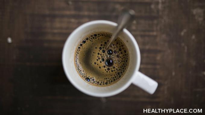Uw kopje koffie kan uw bipolaire symptomen verergeren. Lees vertrouwde informatie over koffie en een bipolaire stoornis op HealthyPlace.