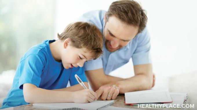 ADHD kan het succes van uw kind op school beïnvloeden. ADHD-symptomen, onoplettendheid, impulsiviteit en hyperactiviteit staan ​​leren in de weg. Ontdek hoe ouders hun ADHD-kind kunnen helpen.