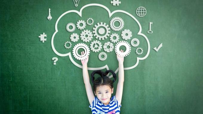 Schoolmeisje jongen student met cloud computing geest, slimme hersenverbeelding doodle op schoolbord voor wetenschap technologie onderwijs, kinderpsychologie en geestelijke gezondheid bewustzijn concept