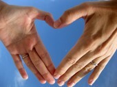 De foto van Leon Brocard van twee handen die een hartvorm vormen, symboliseert liefde.