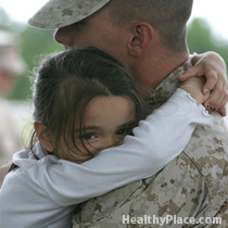 De kinderen van veteranen met PTSS-bestrijding kunnen ook symptomen van PTSS hebben. De effecten van PTSS in de strijd op kinderen kunnen variëren van angst tot terugtrekking.
