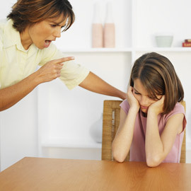 Voortdurend negatieve dingen tegen je kind zeggen, schaadt hun zelfrespect