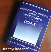 Er zijn vier PTSS-symptoomtypen in de DSM, maar ontbreken er symptomen van PTSS in de DSM-5? Bekijk extra symptomen die mensen met PTSS-ervaring hebben.