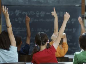 Het bespreken van stigma en psychische stoornissen in de geestelijke gezondheid moet een prioriteit zijn op openbare scholen. Ontdek waarom het bespreken van geestelijke gezondheid met onze kinderen belangrijk is.