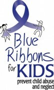 blauwe-linten-voor-kinderen-voorkomen-kindermishandeling-en-verwaarlozing